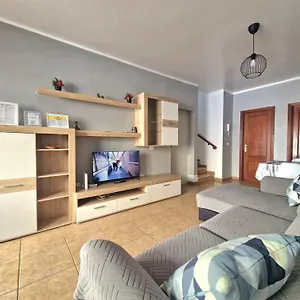 Spacious Independent Next The Airport - Sea Apartment